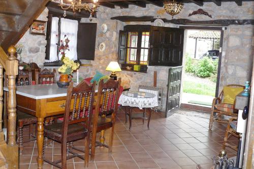 cocina con mesa y sillas en una habitación en La Casina de Celorio, en Celorio