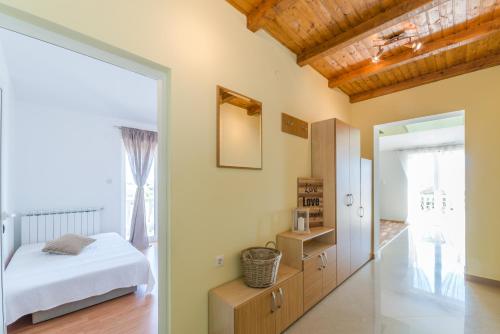 Posteľ alebo postele v izbe v ubytovaní Crowonder Sun&Fun Holiday House with Large Swimming Pool, Playroom and Garden