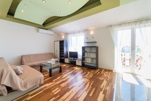Crowonder Sun&Fun Holiday House with Large Swimming Pool, Playroom and Garden