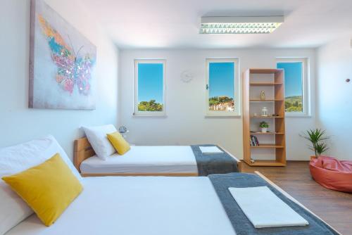 sala de estar con 2 camas y sofá en Studio apartment Ivona, en Dubrovnik