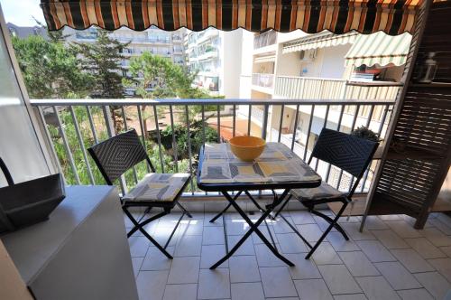 un balcon avec une table et des chaises sur un balcon dans l'établissement Appartement des fleurs, à Nice