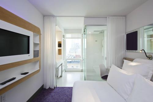 Postel nebo postele na pokoji v ubytování YOTEL New York Times Square
