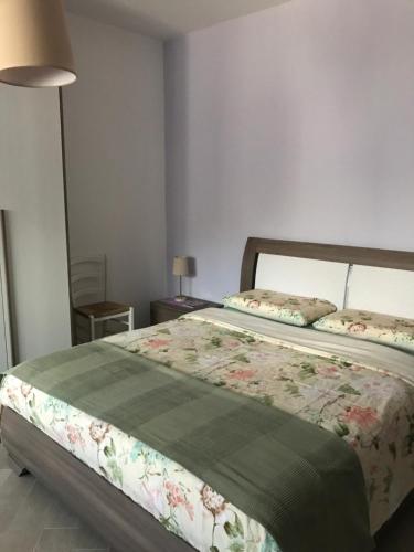 1 dormitorio con 1 cama con edredón verde en Da Felicia en Cossato