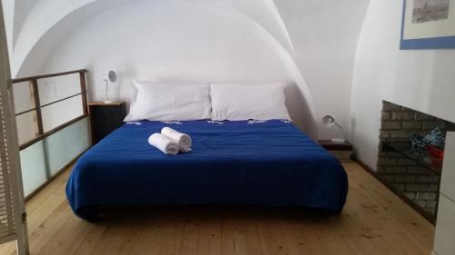 カターニアにあるLa Discesa di San Camilloの白いぬいぐるみを敷いたベッド