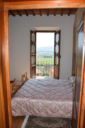 a bedroom with a bed and a large window at Appartamento Polino in Chianciano Terme