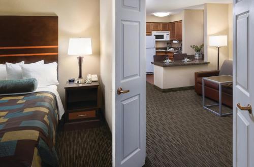 Dapur atau dapur kecil di Aspen Suites - Rochester