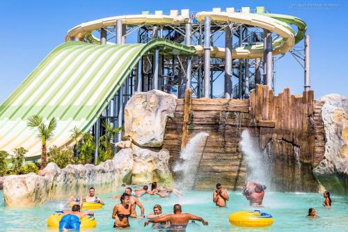 un groupe de personnes dans un parc aquatique dans l'établissement La Bastidelle, à Beaumes-de-Venise