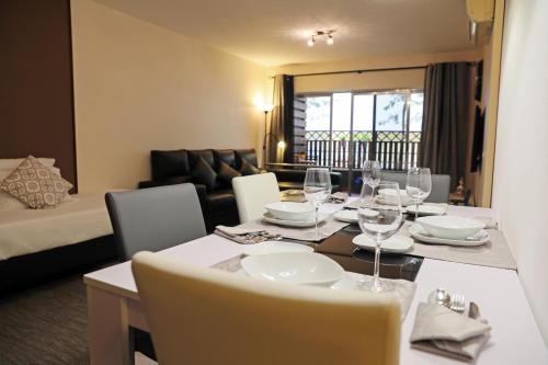
A restaurant or other place to eat at RochaBay Apartment
