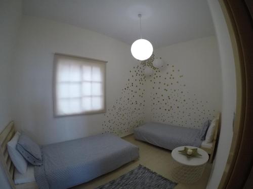 バハマルにあるBajamar 152のベッドルーム1室(ベッド1台、テーブル、窓付)