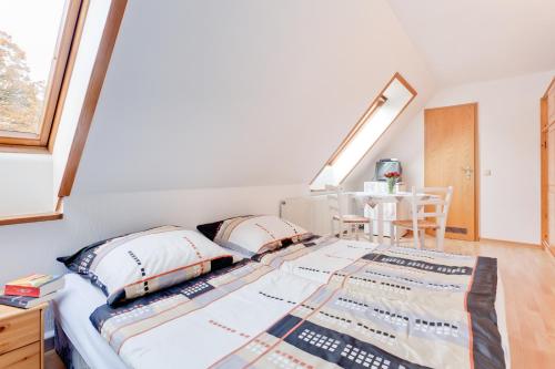 ein Schlafzimmer mit einem Bett mit zwei Kissen darauf in der Unterkunft Pension vorm Darß in Hirschburg