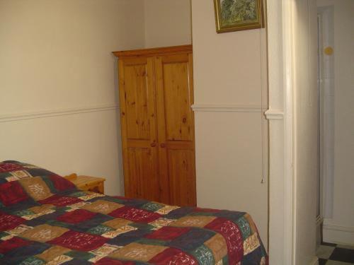 A bed or beds in a room at Fawlty Towers 