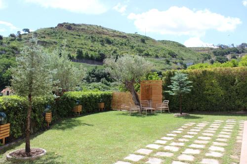 a garden with a table and chairs and a hill at BBuSS Country Club in Catanzaro