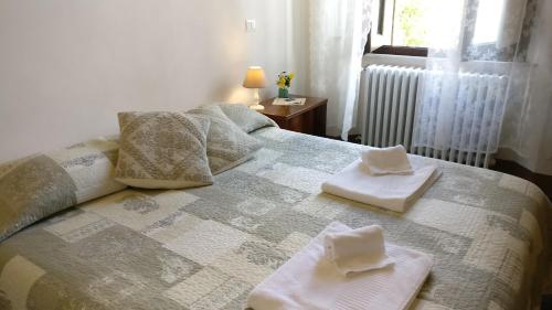 um quarto com uma cama com toalhas em La Chicca B&B Siena em Siena