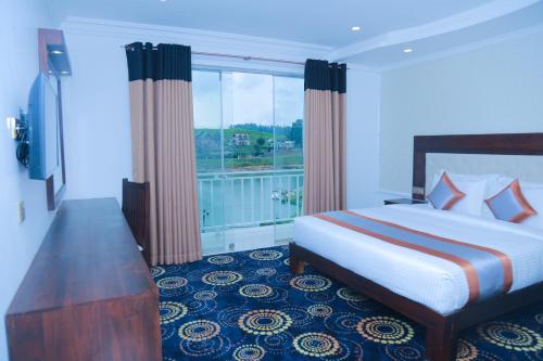 Postel nebo postele na pokoji v ubytování Galaxy Grand Hotel
