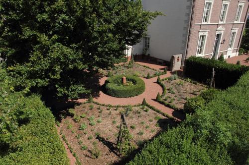 an overhead view of a garden in front of a building at Boutique Hotel Villa de Proosdij in Klimmen
