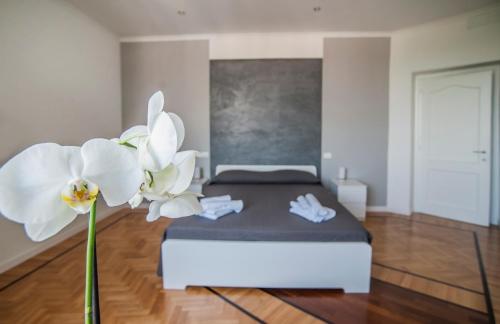 a bedroom with a bed with a flower in the foreground at Guest House Vignola in Rome