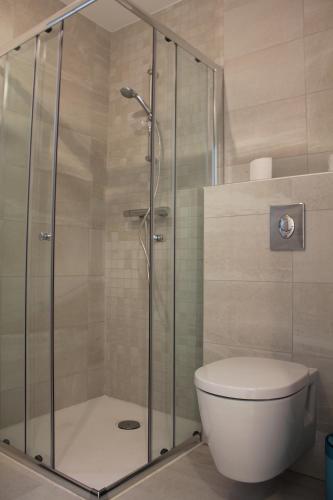 une cabine de douche dans une salle de bain avec toilettes dans l'établissement Eve, à Cannes