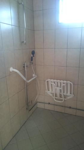 La salle de bains est pourvue d'une douche avec un tuyau. dans l'établissement Camping de la minière, à Forges-les-Eaux