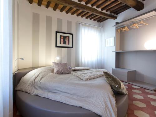 西恩納的住宿－Il Nido Del Mangia，一间卧室,卧室内配有一张大床