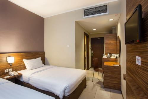 מיטה או מיטות בחדר ב-Lorin Sentul Hotel