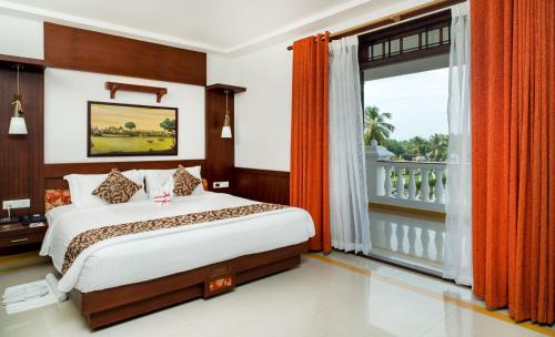 1 dormitorio con 1 cama y balcón en PJ Princess Regency, en Kochi