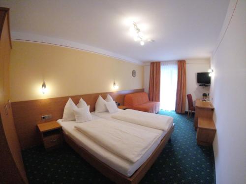 מיטה או מיטות בחדר ב-Gasthof Herlwirt