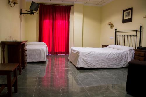Ένα ή περισσότερα κρεβάτια σε δωμάτιο στο Hostal Restaurante La Curva