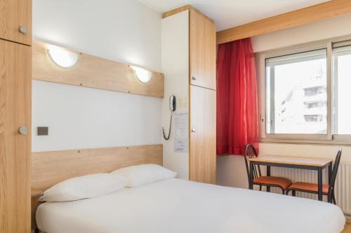 Un pat sau paturi într-o cameră la greet hotel Grenoble Centre Gare