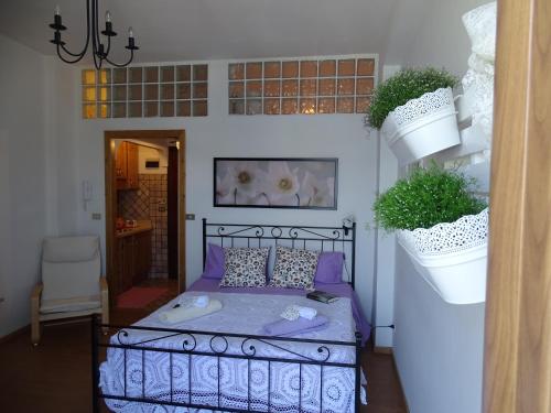 a bedroom with a bed with purple pillows at Casa di Fiore in Gaeta