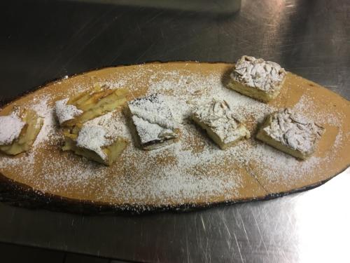 un pastel con azúcar en polvo encima. en Un Passo Dal Cielo en Collebrincioni