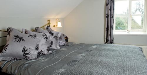Katil atau katil-katil dalam bilik di Tyddyn Llan Restaurant with Rooms