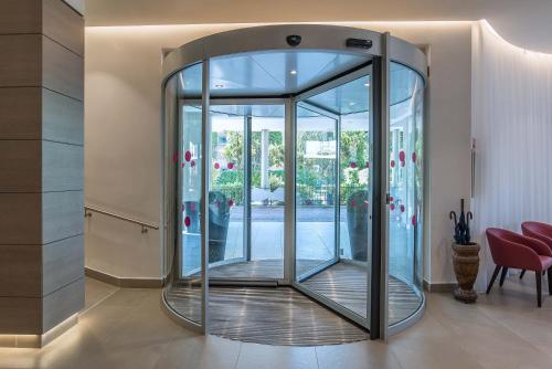 a revolving door in a room with a table and chairs at Hotel La Giocca in Rome