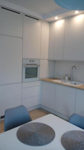 A kitchen or kitchenette at Apartament z widokiem na Jezioro