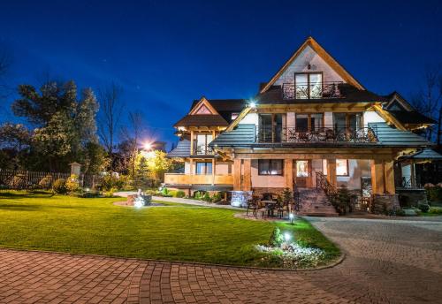 una casa grande con techo de gambrel en Willa Ryś, en Zakopane