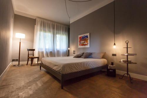 a bedroom with a large bed and a window at Villa Niccoli in Castelfiorentino
