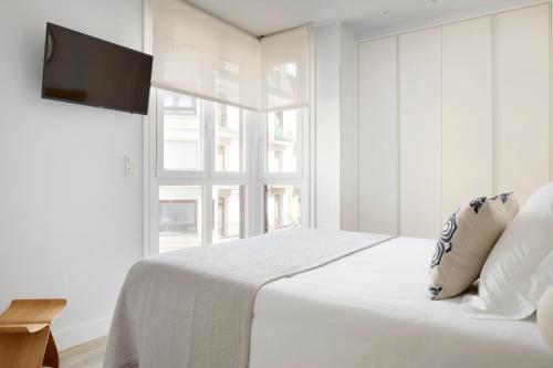 Marina Suite by FeelFree Rentals tesisinde bir odada yatak veya yataklar