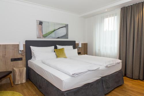 Postel nebo postele na pokoji v ubytování Hotel Goldenes Rad