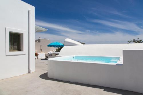 Casa blanca con patio con piscina en Ayoba Santorini, en Imerovigli