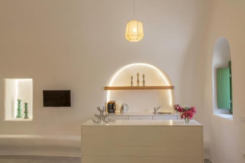 bagno con lavandino e specchio di Ayoba Santorini a Imerovigli