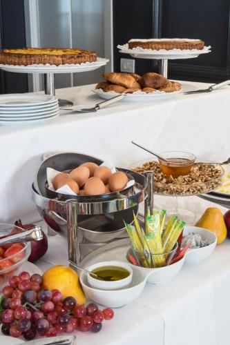 a buffet with eggs and other food on a table at Hotel Rapallo in Florence