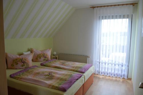Un pat sau paturi într-o cameră la Ferienwohnung Starke