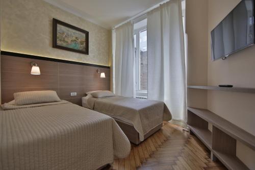 um quarto de hotel com duas camas e uma janela em Apartment Alek em Belgrado