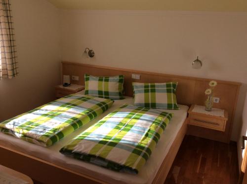 Un pat sau paturi într-o cameră la Haus Erika