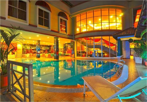 una gran piscina en un gran edificio en De Palma Hotel Shah Alam, en Shah Alam