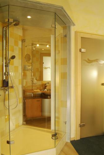 Ένα μπάνιο στο Flair Hotel Zum Schwarzen Reiter