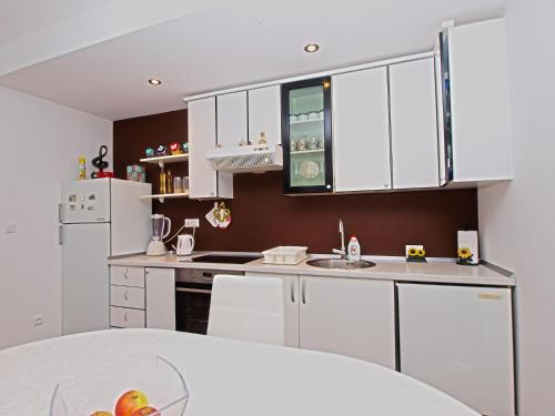 Kuchyň nebo kuchyňský kout v ubytování Apartments Ilija 1363