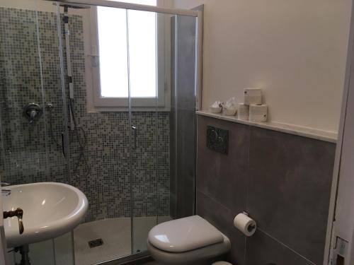 フィレンツェにあるA Casa di Sara 2のバスルーム(シャワー、トイレ、シンク付)