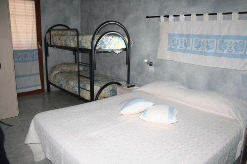 a bed with two bunk beds in a room at La Pavoncella in Villaputzu