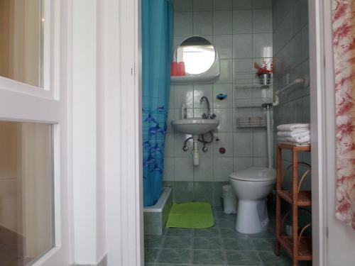 ハイドゥソボスローにあるBori Apartmanokのバスルーム(トイレ、洗面台付)