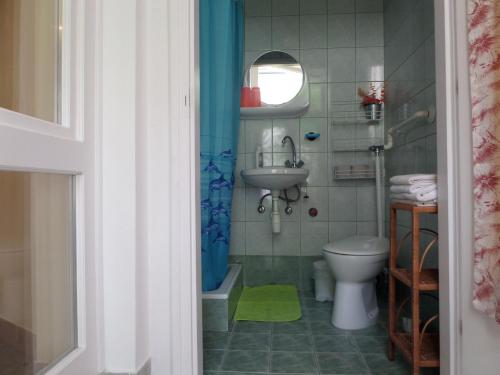 a bathroom with a toilet and a sink at Bori Apartmanok in Hajdúszoboszló